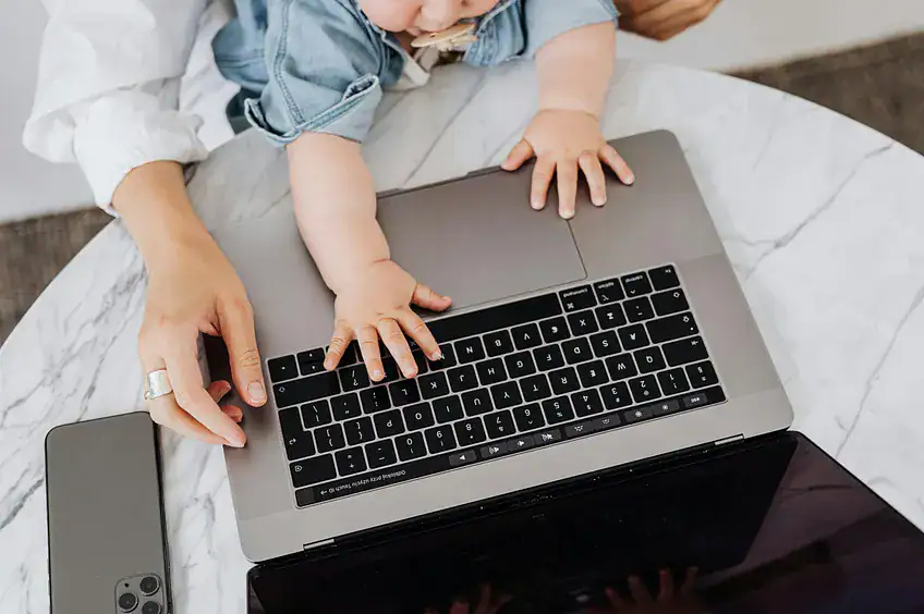 concilier travail et parentalité / maternité : une double peine ?